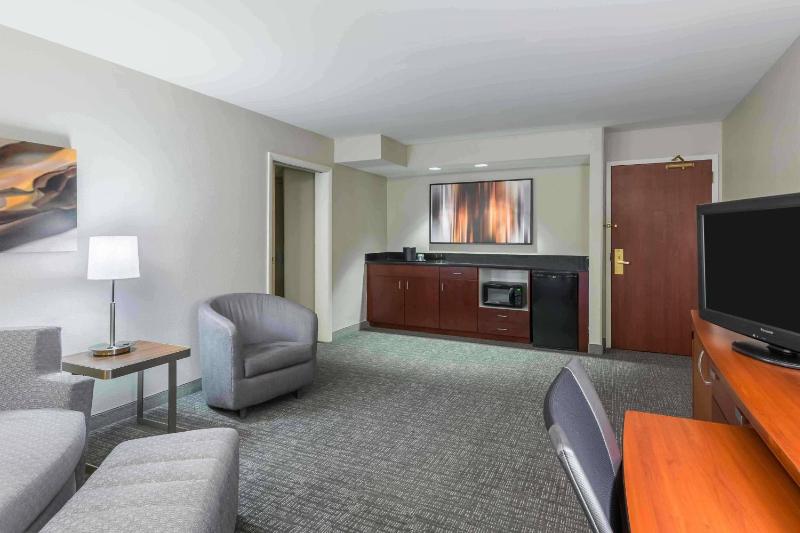One-Bedroom King Suite with Sofa Bed and Balcony image 4