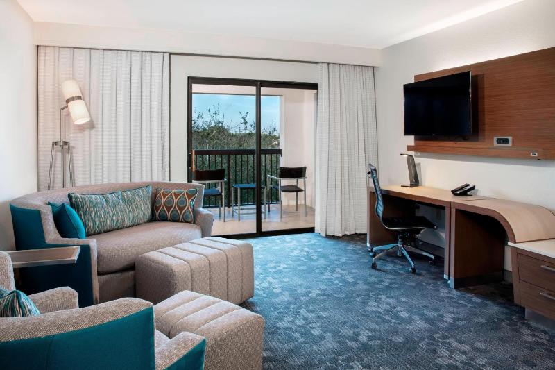 One-Bedroom Suite with Sofa Bed image 3
