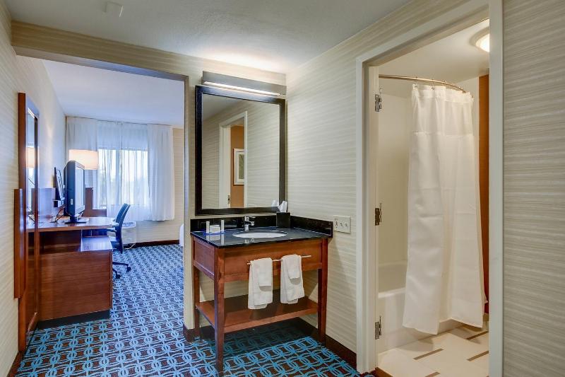 Queen Room with Two Queen Beds - Hearing Accessible image 2
