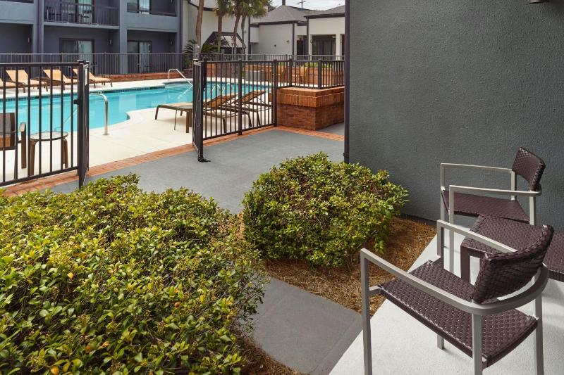King Guest Room with Pool View image 4