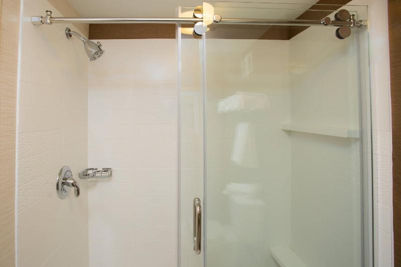 King Room - Hearing Accessible image 2