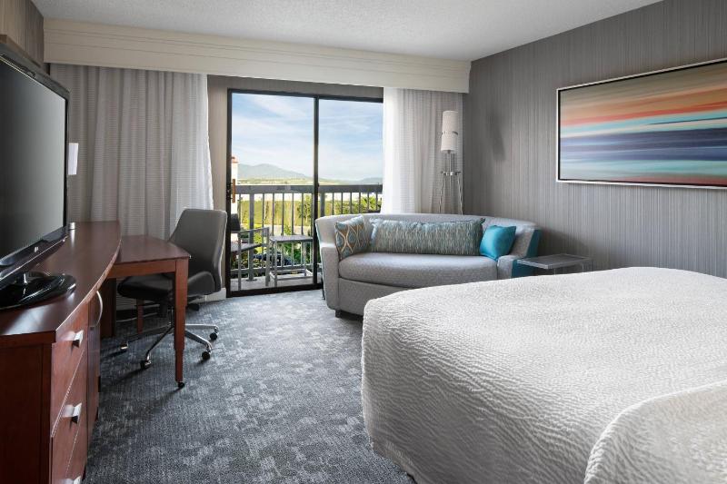 King Room with Sofa Bed and Balcony image 4