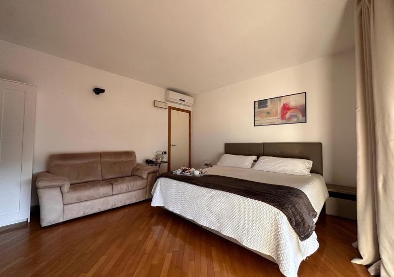 Twin Room with Shower image 3