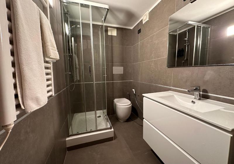 Twin Room - Split Level image 3
