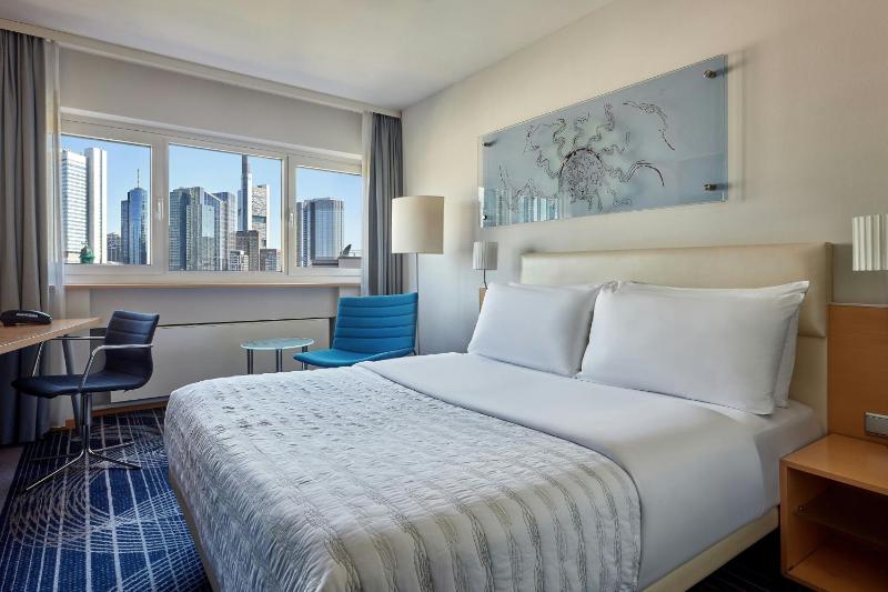Superior Queen Room with Skyline View image 3