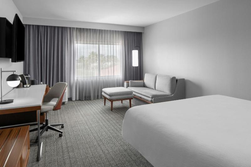 King Room with Sofa Bed image 3