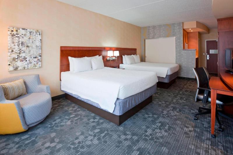 Queen Room with Two Queen Beds and Adapted Tub - Mobility Accessible image 4