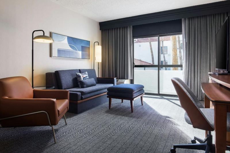 One-Bedroom King Suite with Sofa Bed image 4