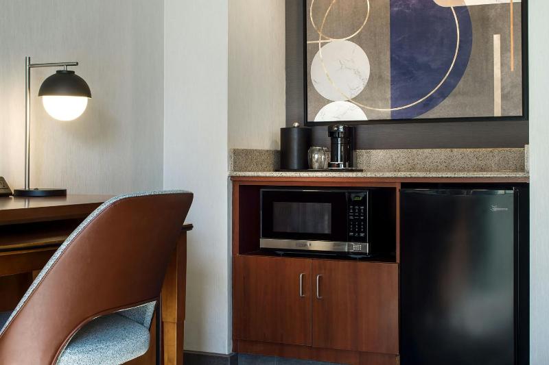One-Bedroom King Suite with Sofa Bed image 2