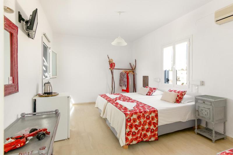 Double Room with Balcony image 3