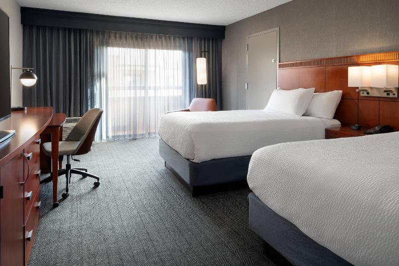 Courtyard by Marriott Palm Springs - image 3