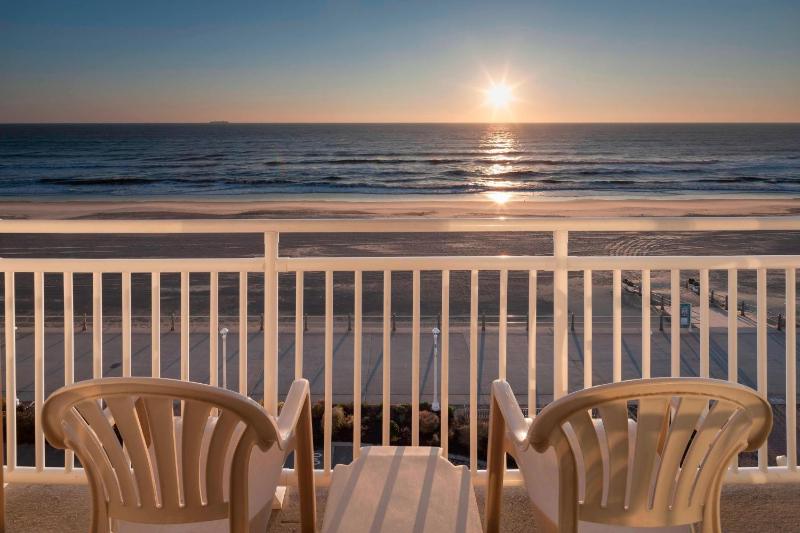 Larger One-Bedroom Queen Suite - Oceanfront  image 3