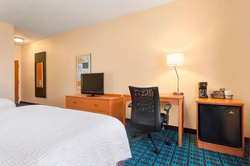 Queen Room with Two Queen Beds image 3