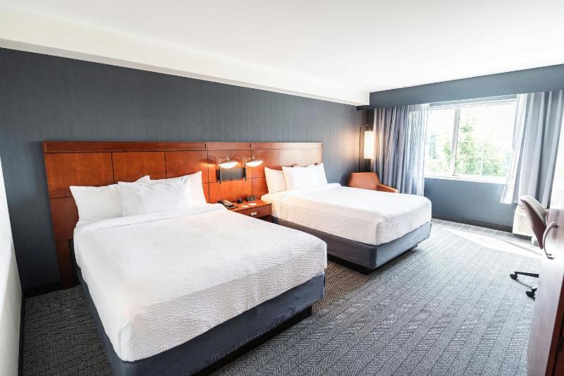 Queen Room with Two Queen Beds image 3