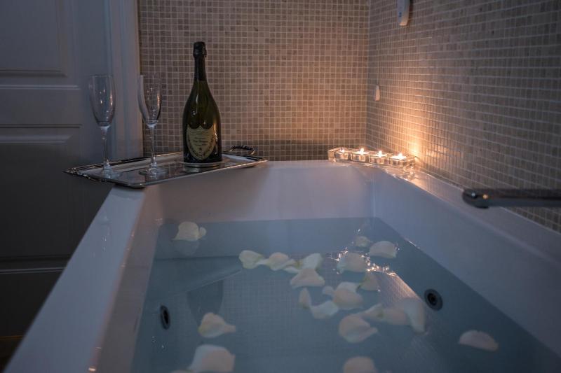 King Room with Spa Bath image 1