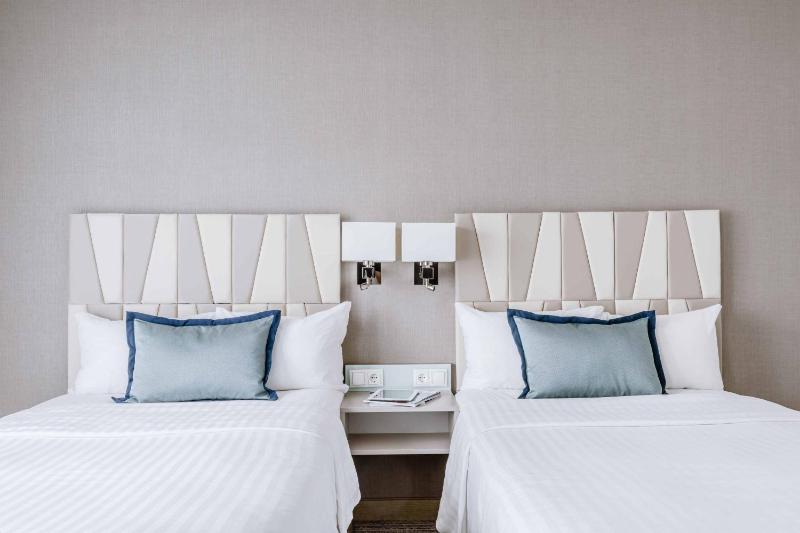 'Courtyard' Room with Twin Bed image 1