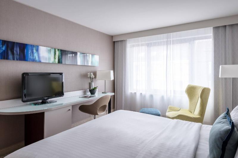Deluxe King Room image 3
