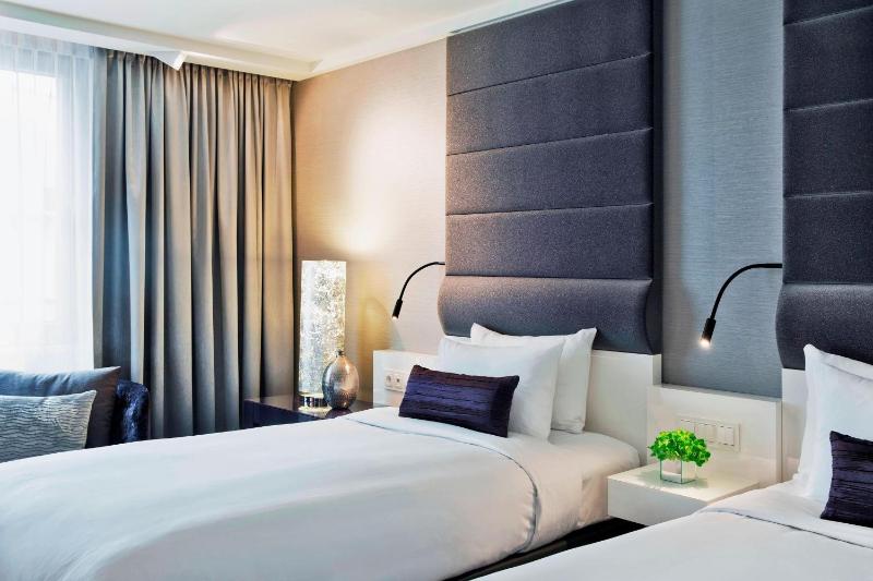 Premium Twin Room image 1