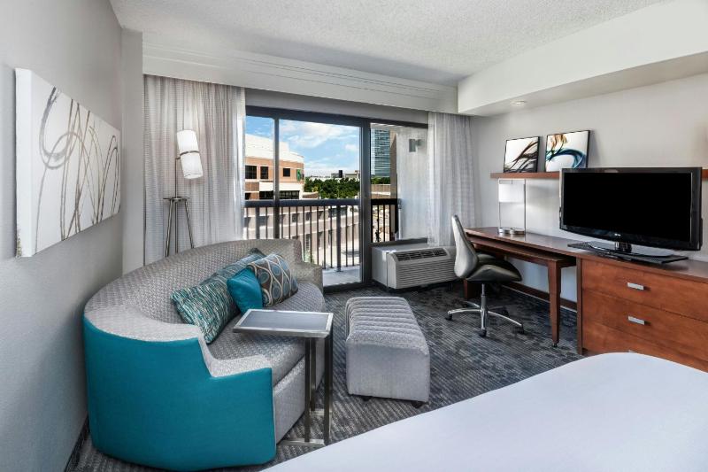 Guest room, King, Balcony image 3