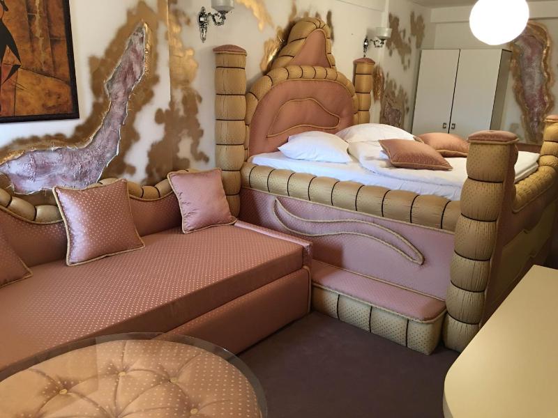 Standard Double Room image 3