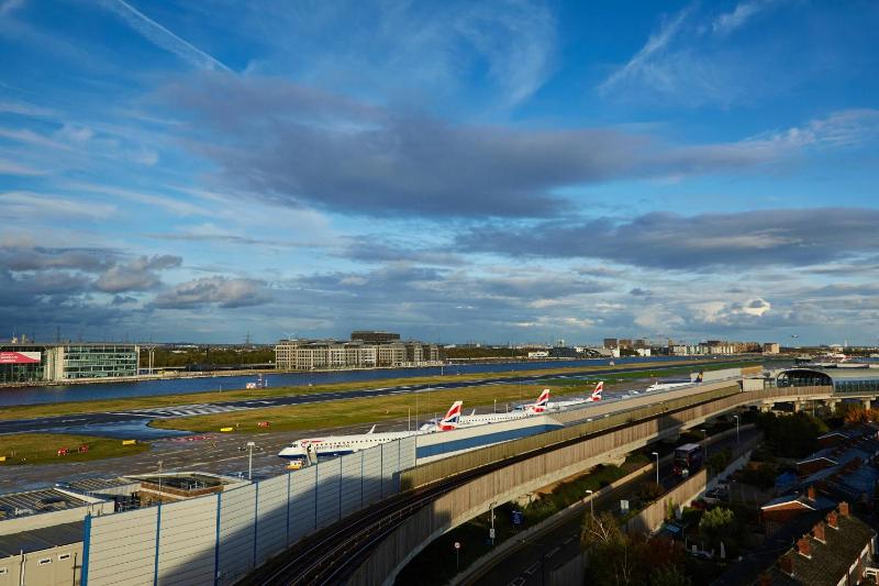 Guest room, 1 King, Runway view image 3