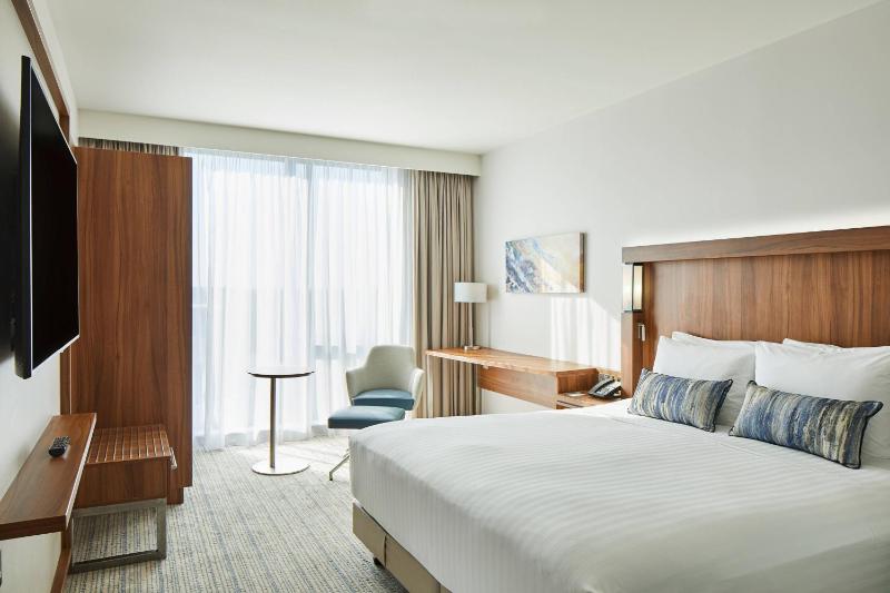 Superior Room, Guest Room, Airport View image 3