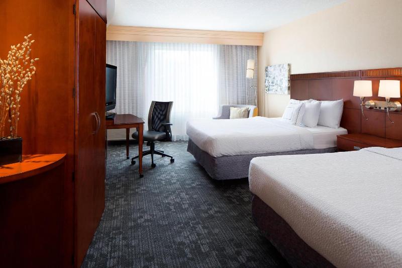Queen Room with Two Queen Beds image 4