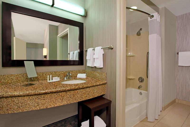 Queen Room with Two Queen Beds image 3