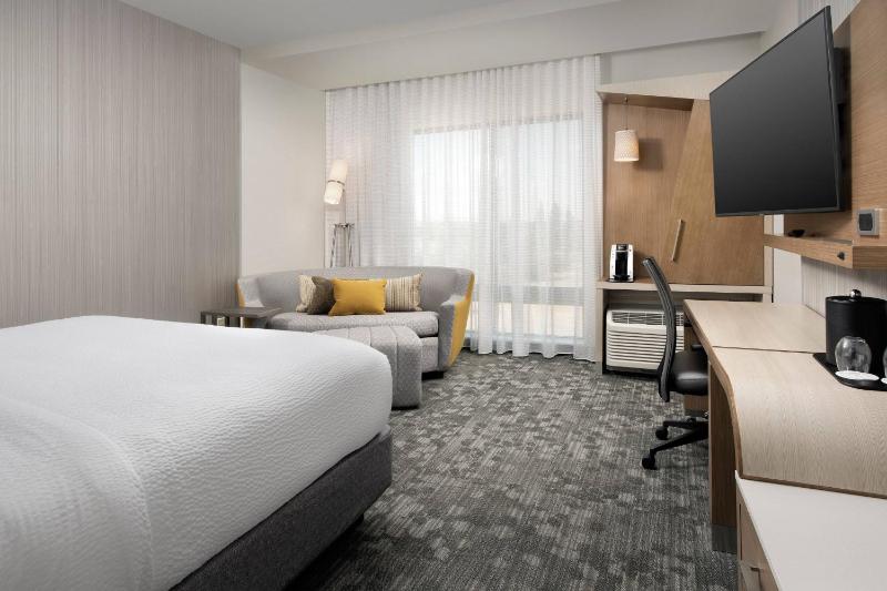 Guest room, 1 King, Sofa bed, City view image 3