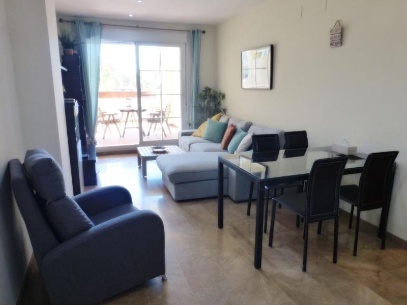 Beautiful 2 bedroom 2 bathroom apartment with pool - image 4