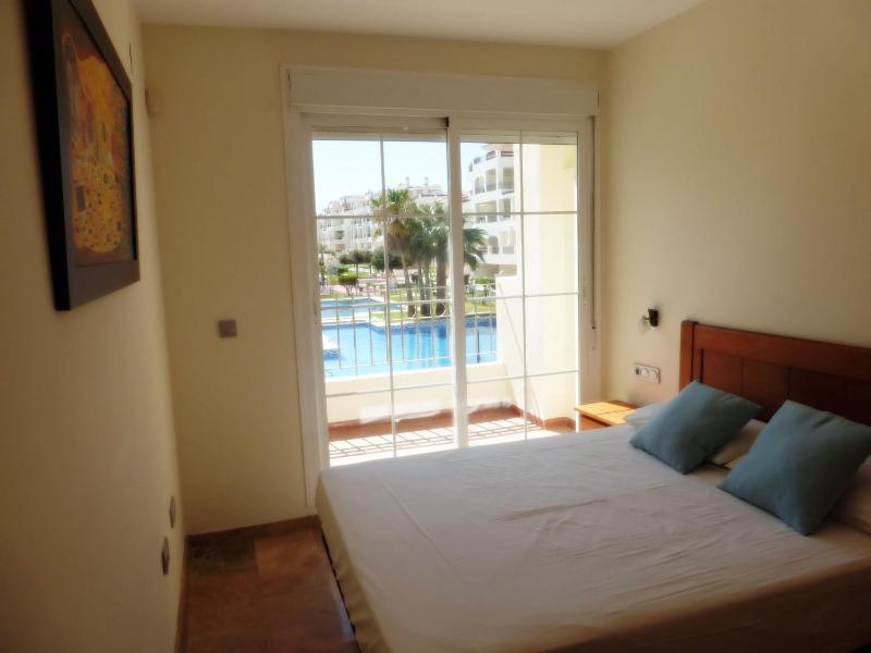 Beautiful 2 bedroom 2 bathroom apartment with pool - image 12
