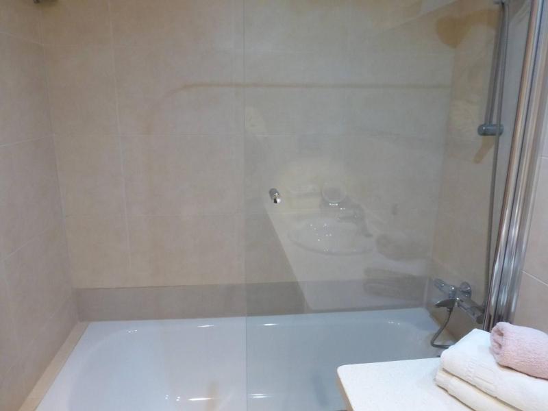 Beautiful 2 bedroom 2 bathroom apartment with pool - image 11