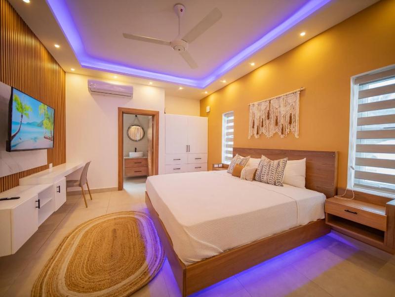 Green Palace - 7br Luxury Villa in Sosua 3mins from strip plus 24hr security - image 3