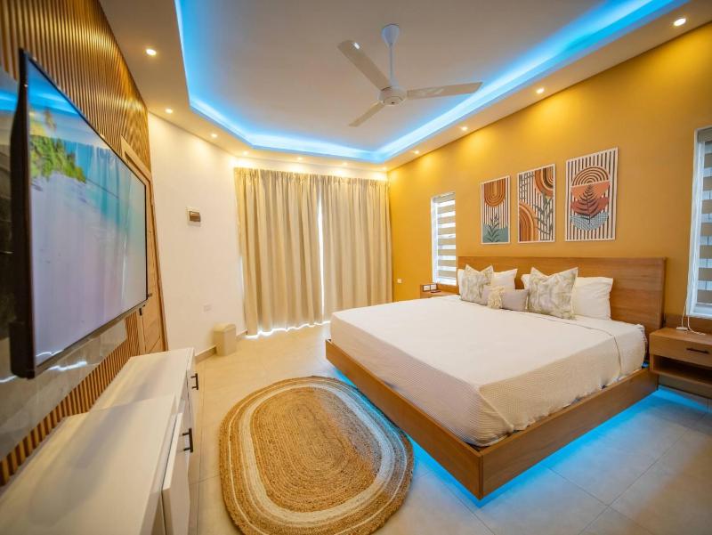 Green Palace - 7br Luxury Villa in Sosua 3mins from strip plus 24hr security - image 2
