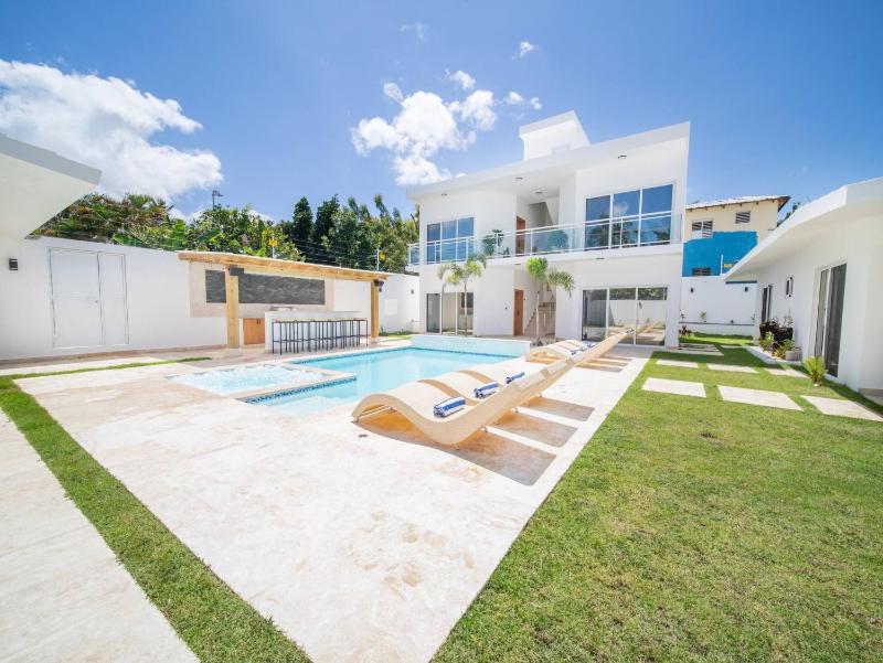 Green Palace - 7br Luxury Villa in Sosua 3mins from strip plus 24hr security - image 6