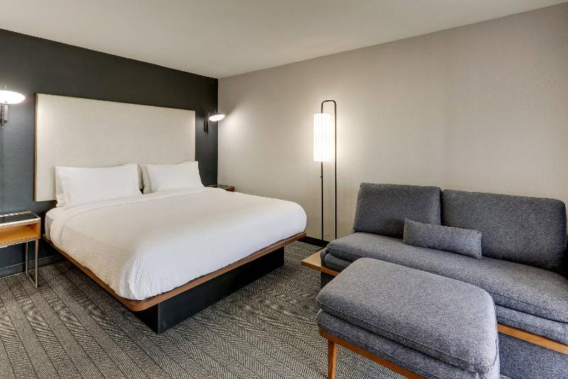 King Room with Sofa Bed image 1