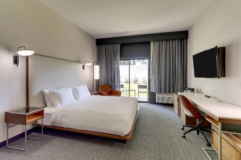 King Room with Adapted Tub - Mobility and Hearing Accessible image 1
