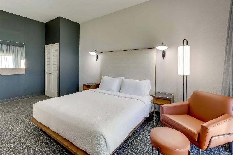 King Room with Adapted Tub - Mobility and Hearing Accessible image 4