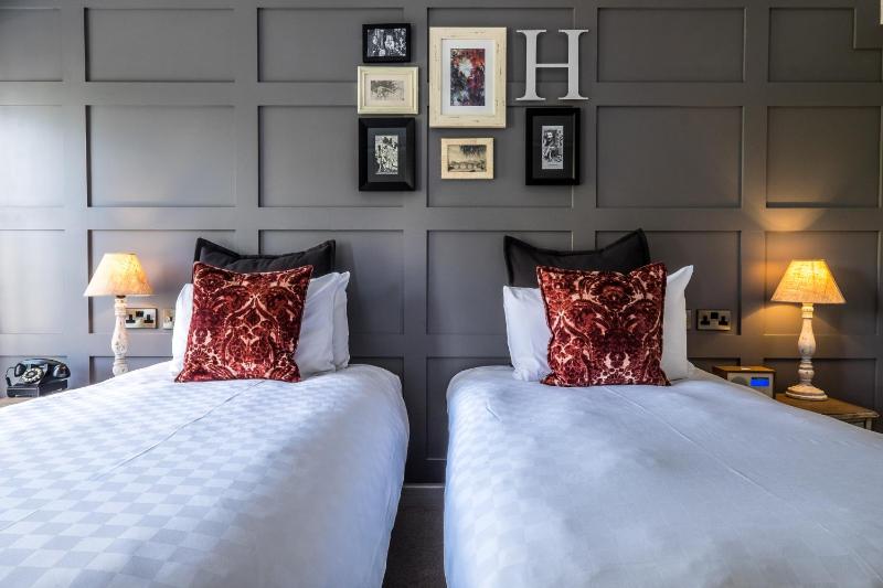 Twin Room image 2