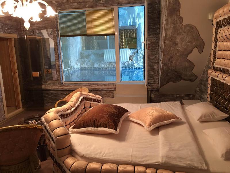 Junior Suite with Private Spa Access image 2