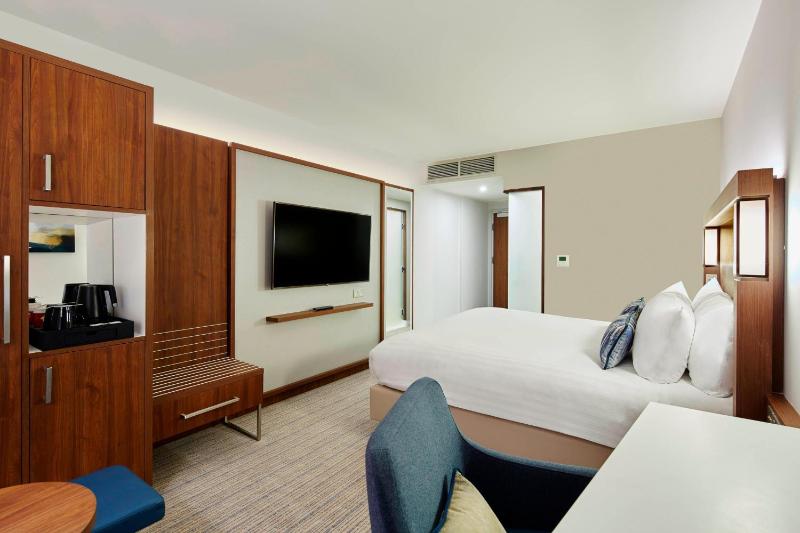 King Guest Room image 3