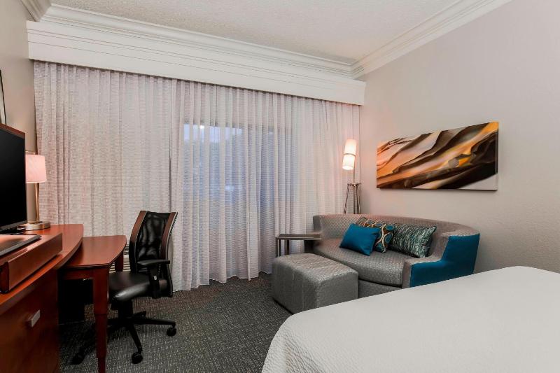 King Room with Sofa Bed image 3