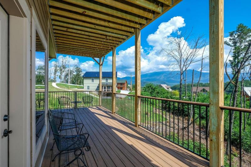 Relax and Soak with a Mountain View! - Bear Watch 1011 - image 33
