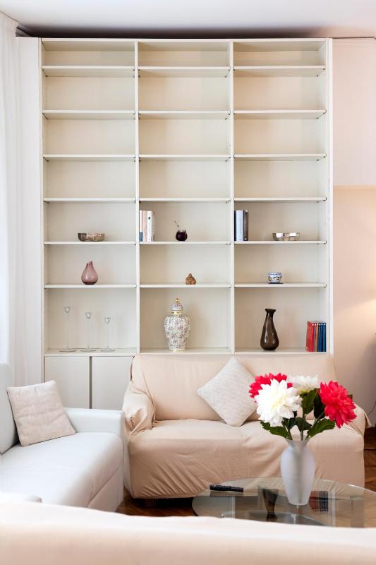 Two-Bedroom Apartment - Via Rovello 19  image 3