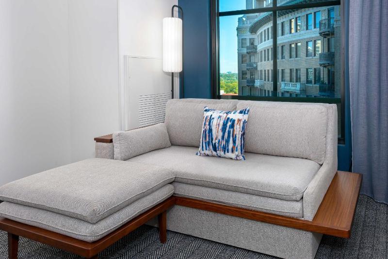 Courtyard by Marriott Atlanta Midtown - image 4