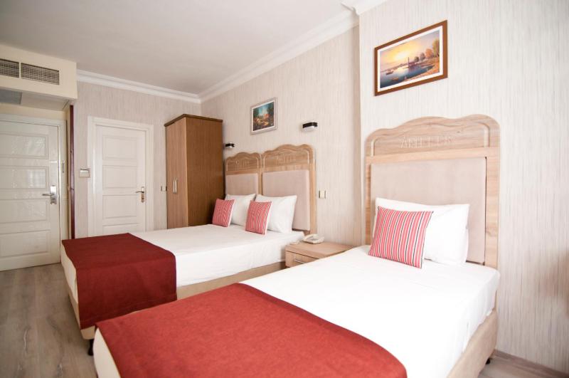 Economy Triple Room image 3