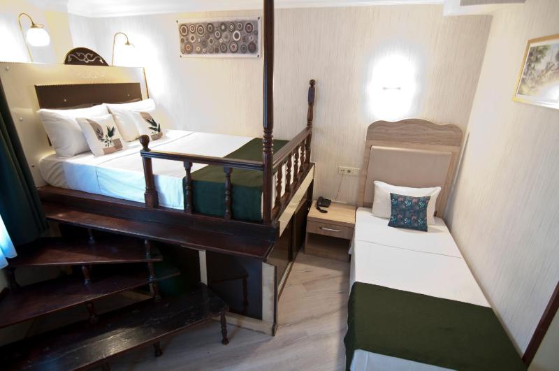 Economy Triple Room image 2