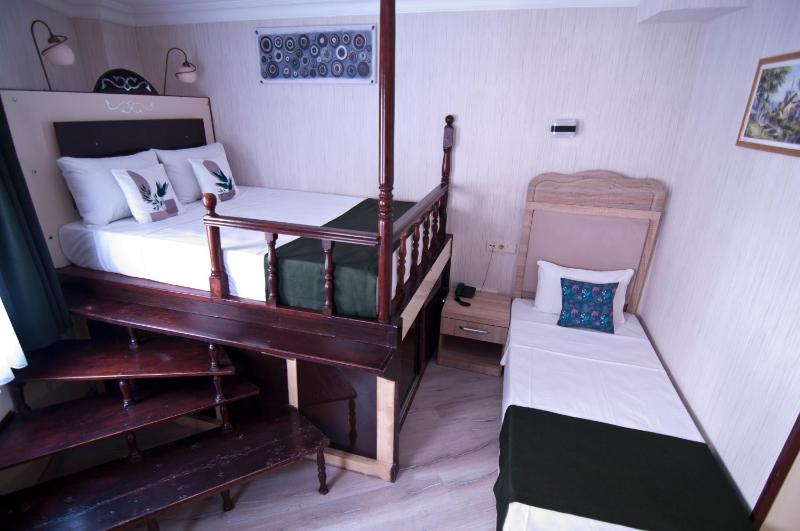 Economy Triple Room image 4