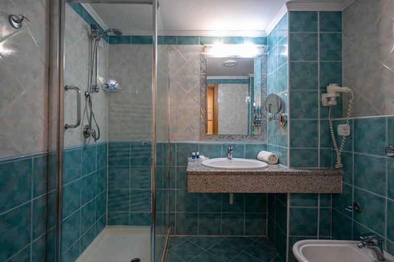 Standard Triple Room with Balcony image 4