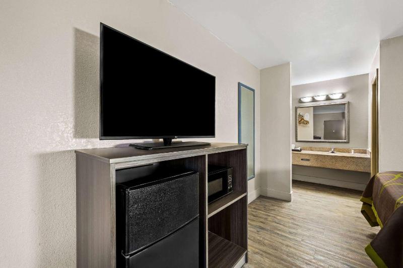 Double Room with Two Double Beds - Non-Smoking image 4